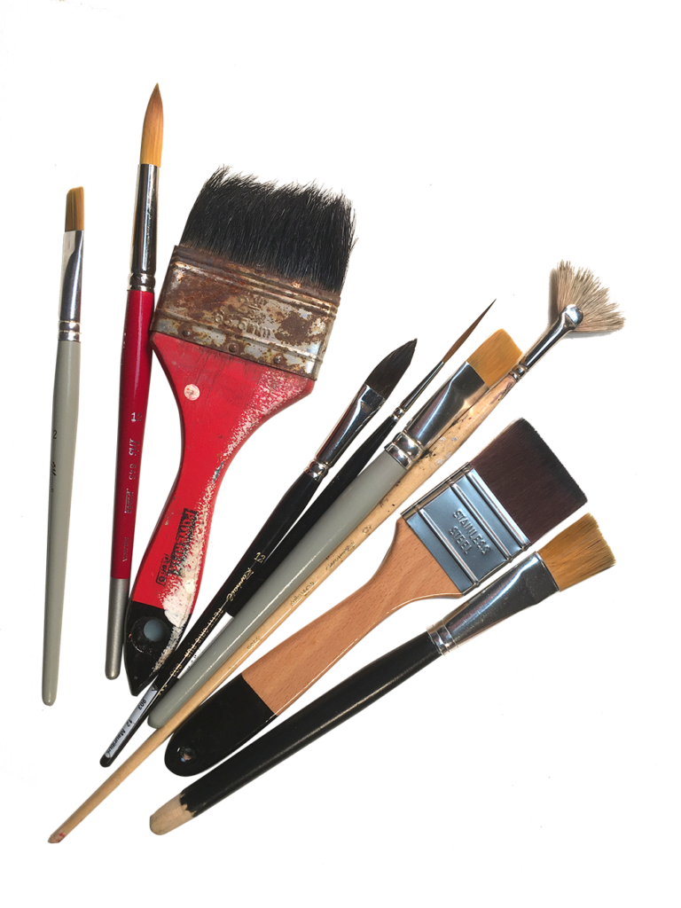 Assortiment de pinceaux plats, ronds et fins utilisés pour peindre à la gouache